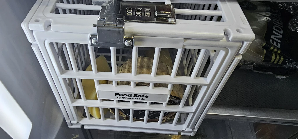 Estrategia de control de impulsos para adelgazar del Método Sambeat mostrando quesos bajo llave en una jaula con código.