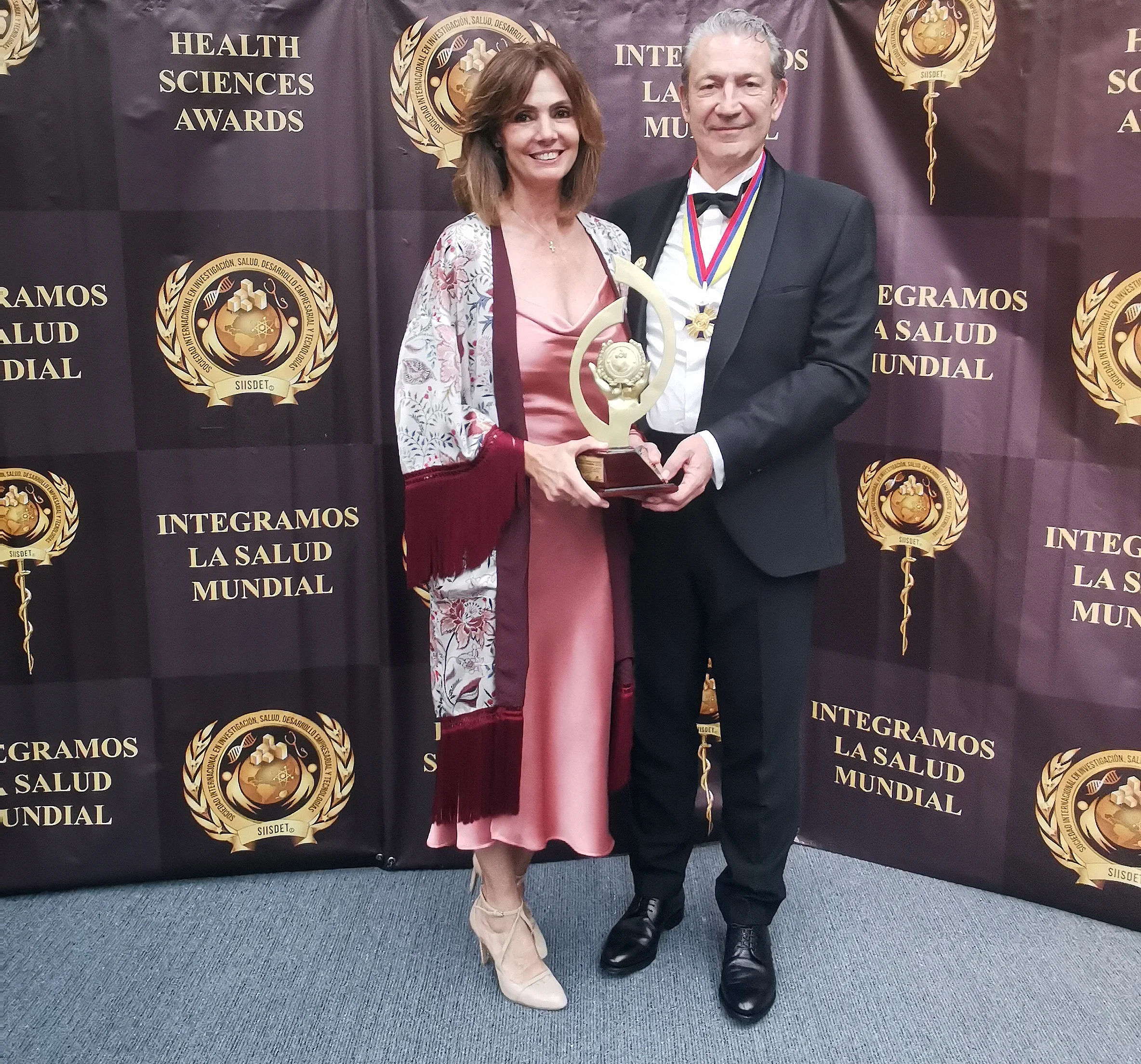 Dr. José Luis Sambeat y Victoria Prieto con el premio internacional SIISDET 2021 por investigación en Método Sambeat de nutrición