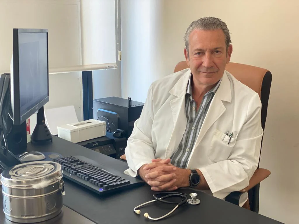 Dr. José Luis Sambeat, médico y nutricionista, en su consulta de Madrid - especialista en nutrición y método de pérdida de peso